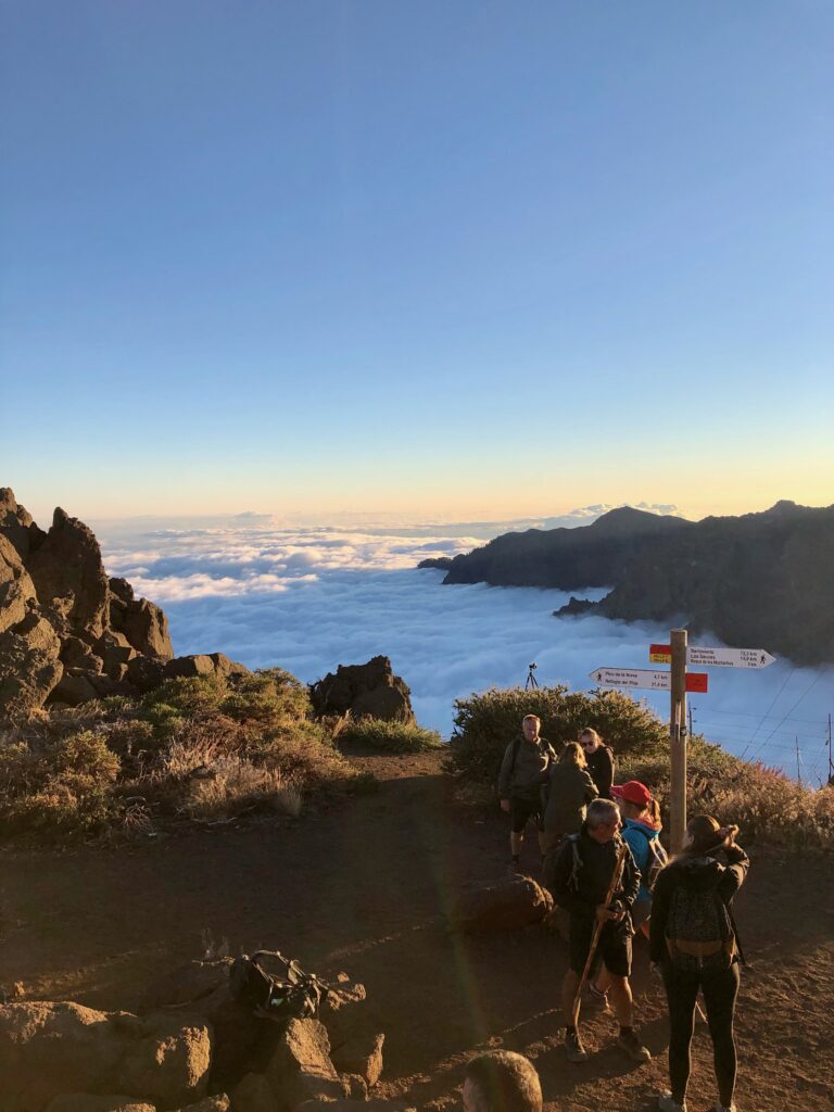 caminata roque de los muchachos y puesta de sol con senderistas