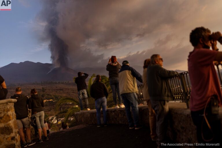 turistas volcán cumbre vieja tajuya