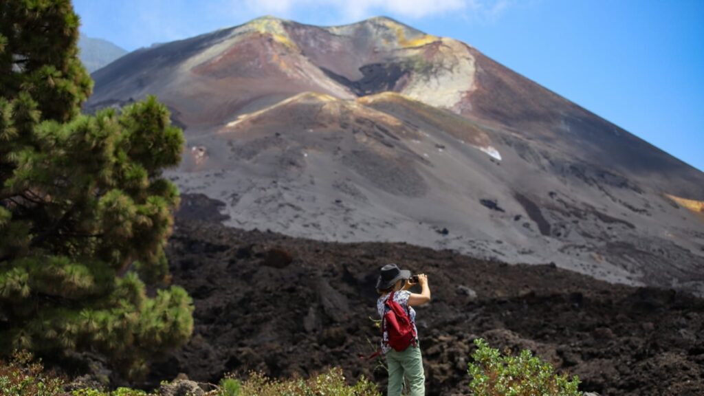 turistas volcán cumbre vieja un año despues