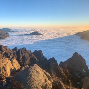 puesta sol mar nubes