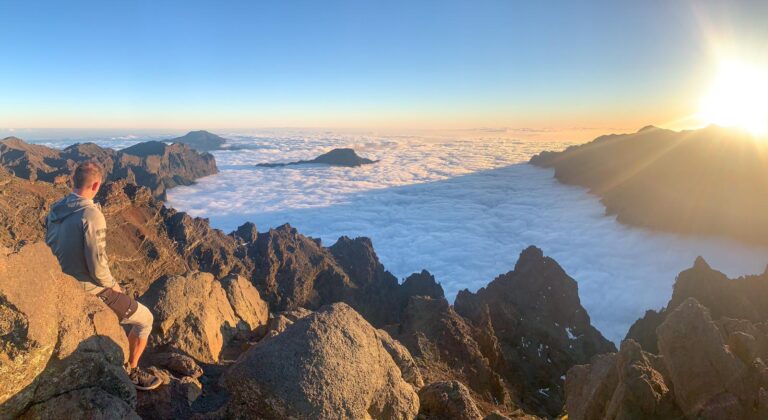 puesta de sol y mar de nubes