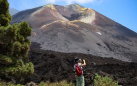 turistas volcán cumbre vieja un año despues